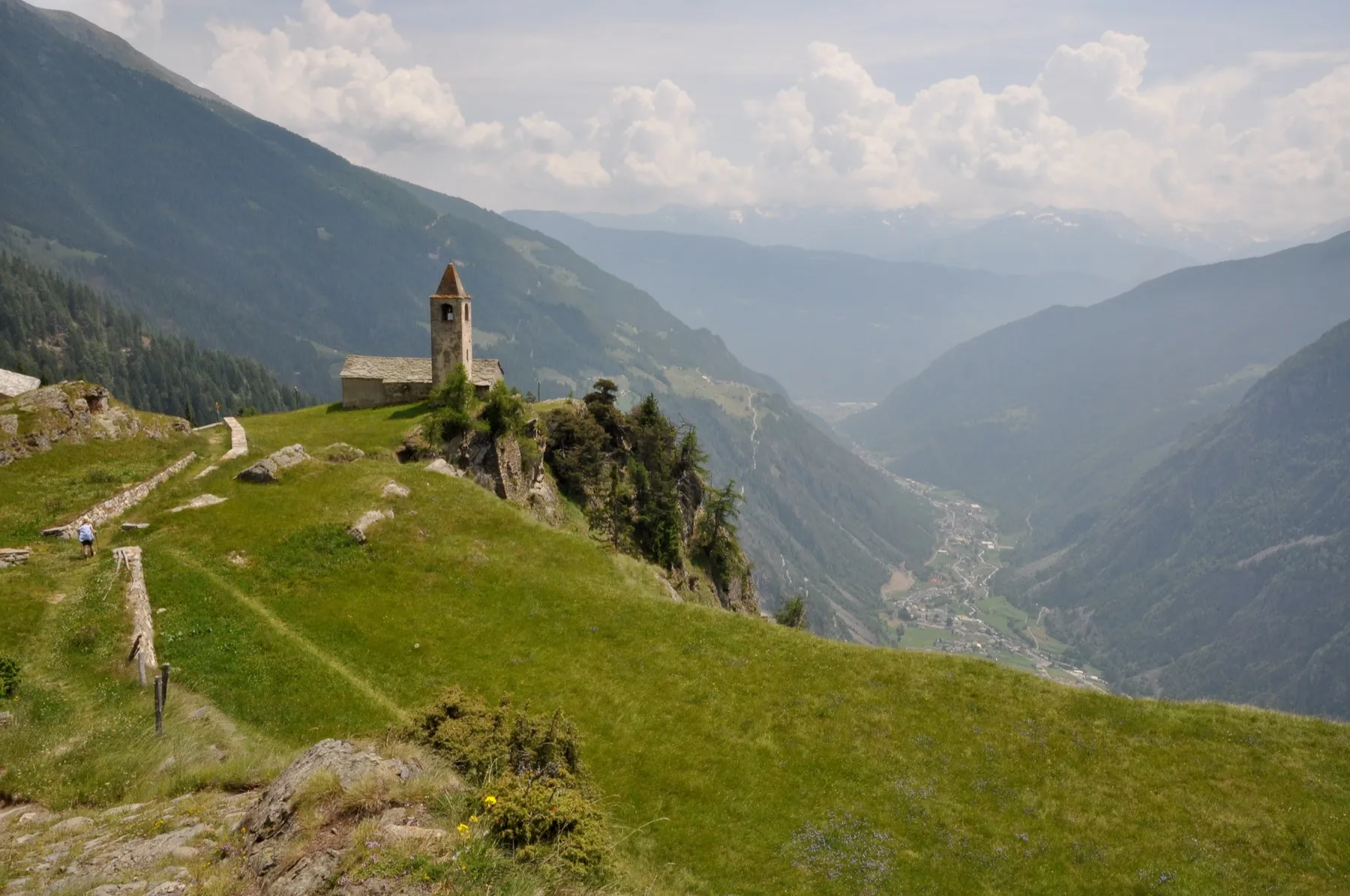 Chiesetta di San Romerio — a strapiombo sul Lago di Poschiavo