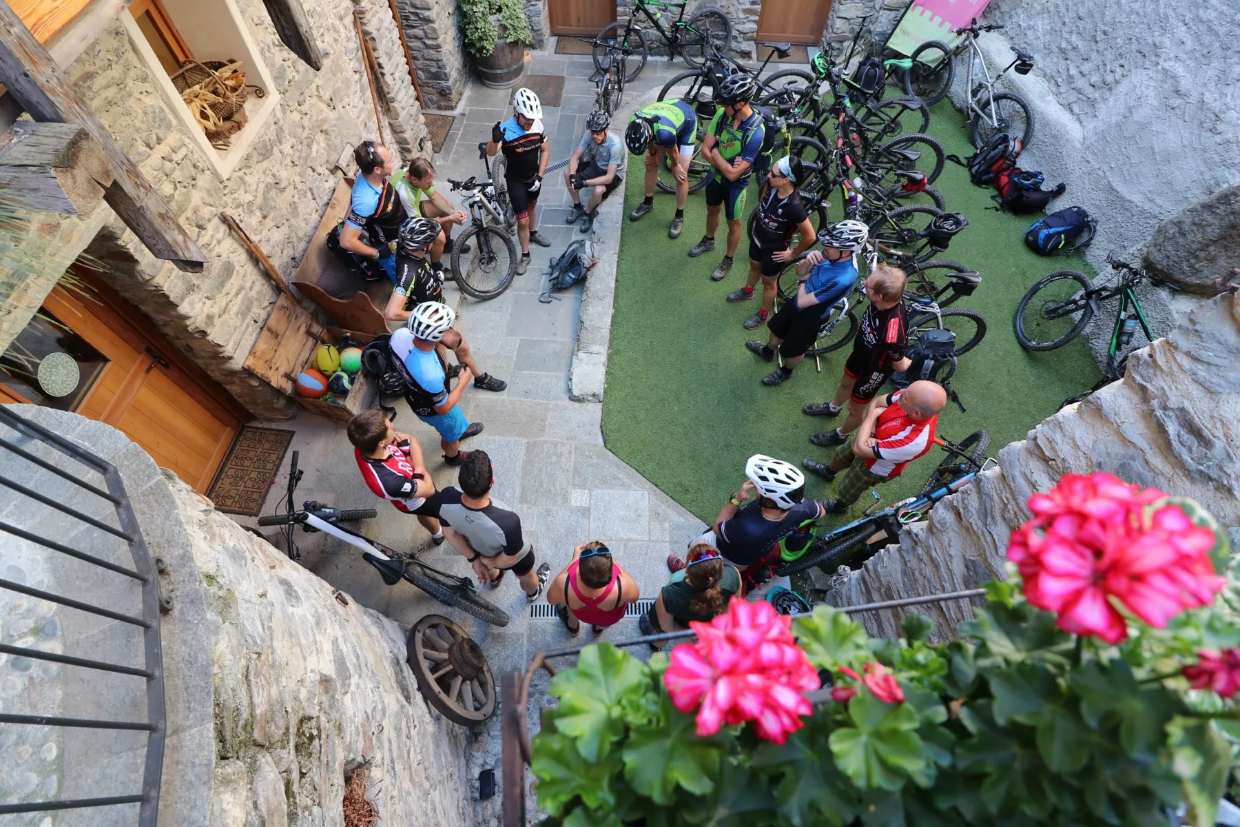 Moto e bici nella corte dell'Ostello