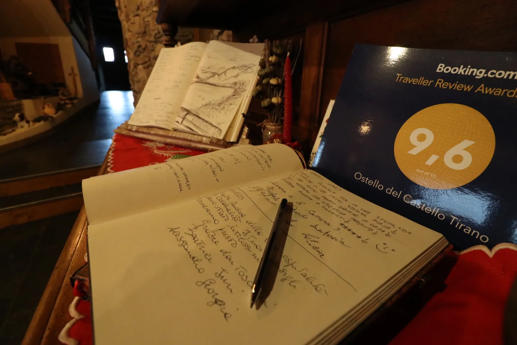Il guestbook dell'Ostello del Castello di Tirano